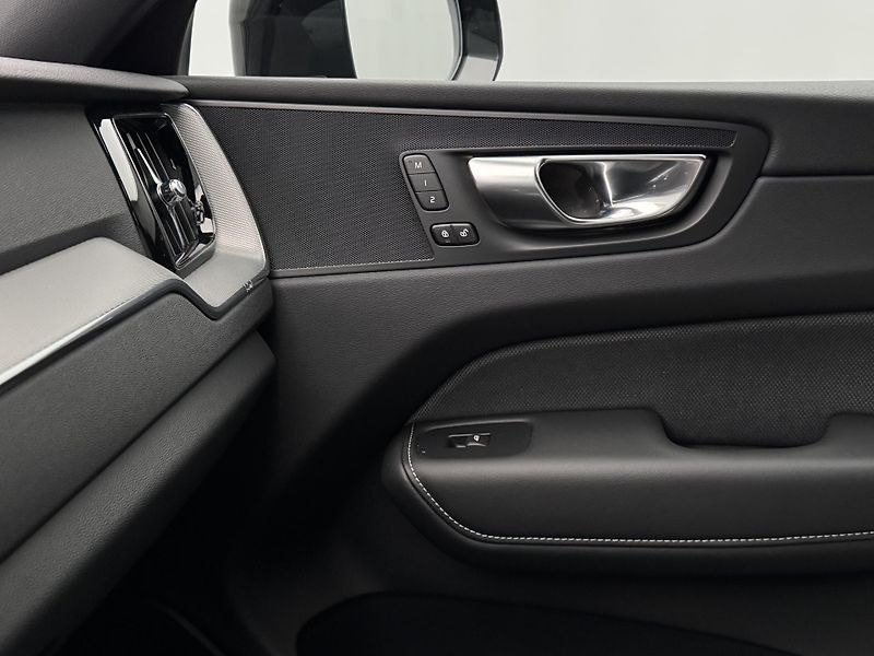 Volvo XC60 B5 AWD BLACK EDITION AUT  - fotka 30 z 49