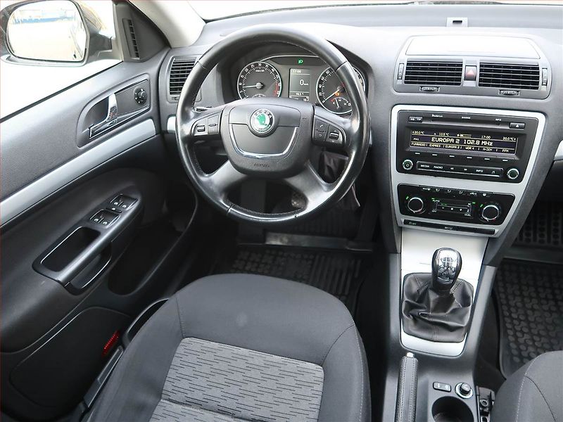 Škoda Octavia (2010) Ambiente 2.0 TDI, Xenony - fotka 7 z 16