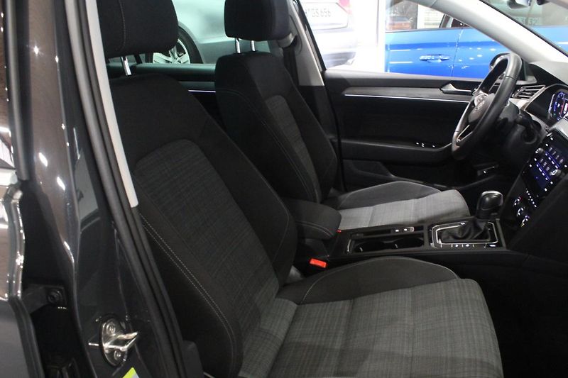 Volkswagen Passat (2020) 2.0TDI DSG Display Matrix - fotka 24 z 38