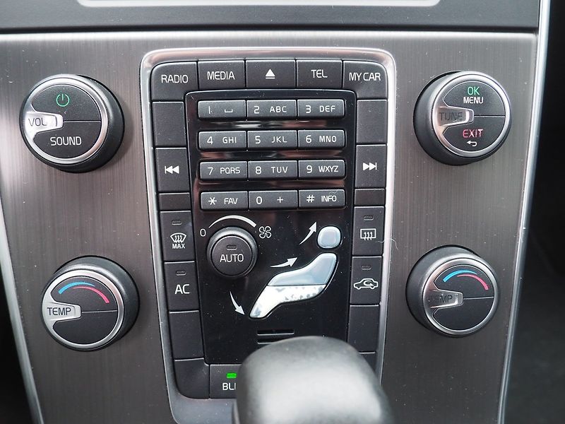 Volvo V60 (2010) 2.0D 120 kW, Automat - fotka 30 z 34