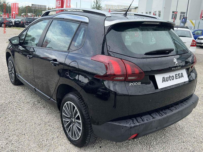 Peugeot 2008 (2017) 1.2 PT - fotka 6 z 19