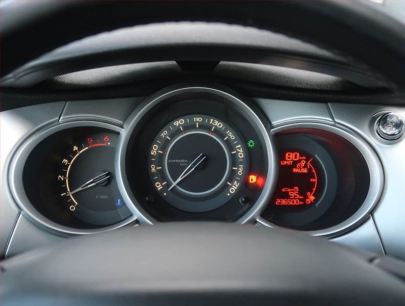 Citroën C3 (2011) 1.4 HDi, po STK, zamluveno - fotka 11 z 18