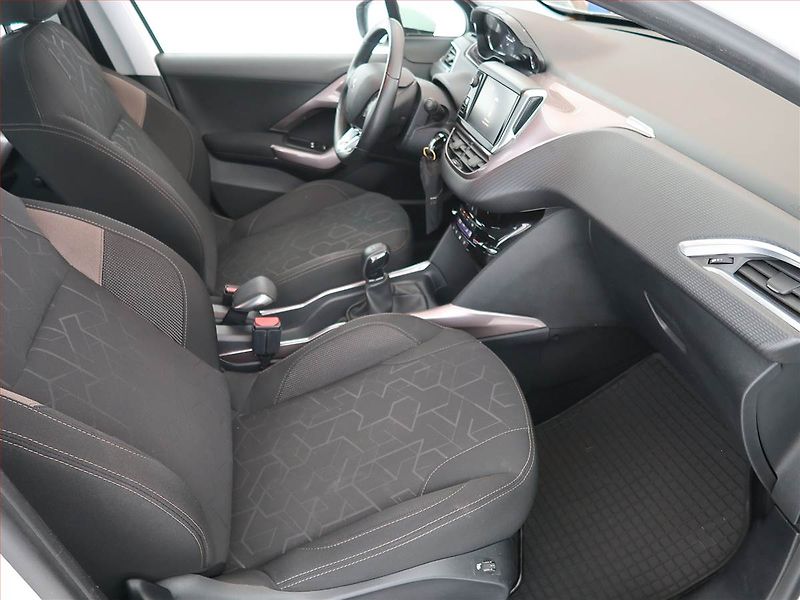 Peugeot 2008 (2014) Active 1.2 VTi, ČR,1.maj - fotka 9 z 19