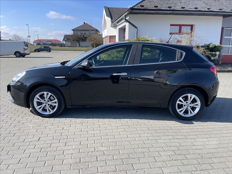 Alfa Romeo Giulietta 1,4 i 16V T 110KW XENON odp.DP - fotka 33 z 37