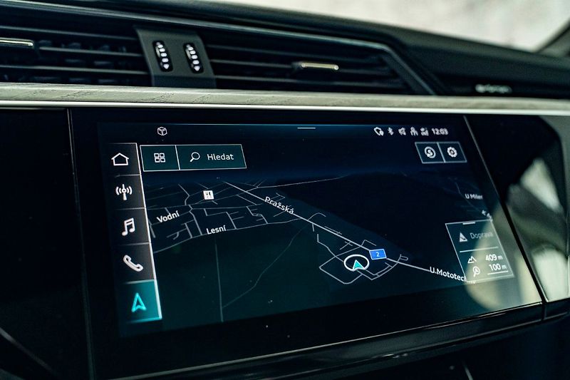 Audi e-tron 55 300kW Pano ACC 360 Tažné - fotka 34 z 42