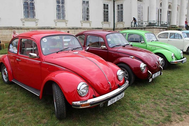 Z 33. Mezinárodního srazu Beetle a New Beetle na téma Naruby u zámku Kačina ve Svatém Mikuláši.