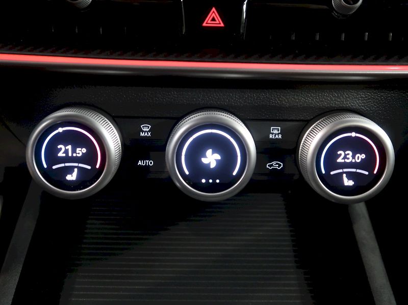 Škoda Superb (2026) SPORTLINE 2.0TDI 142KW TAŽNÉ W - fotka 33 z 43
