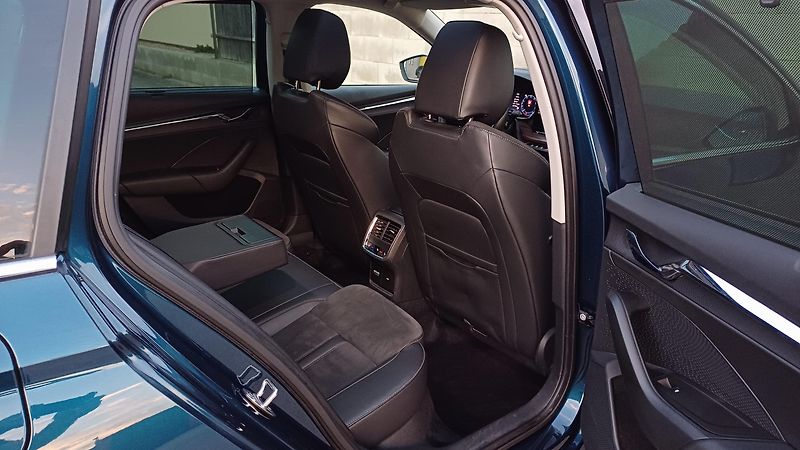 Škoda Octavia SCOUT TSI 4x4-WEBA-PANO-HUD-TZ - fotka 13 z 50