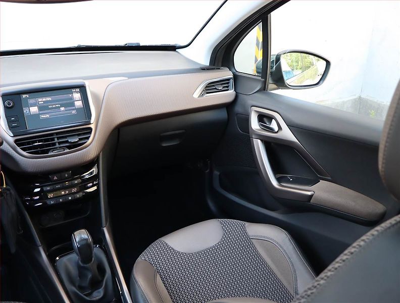 Peugeot 2008 (2016) 1.6 BlueHDi, Serv.kniha - fotka 8 z 21
