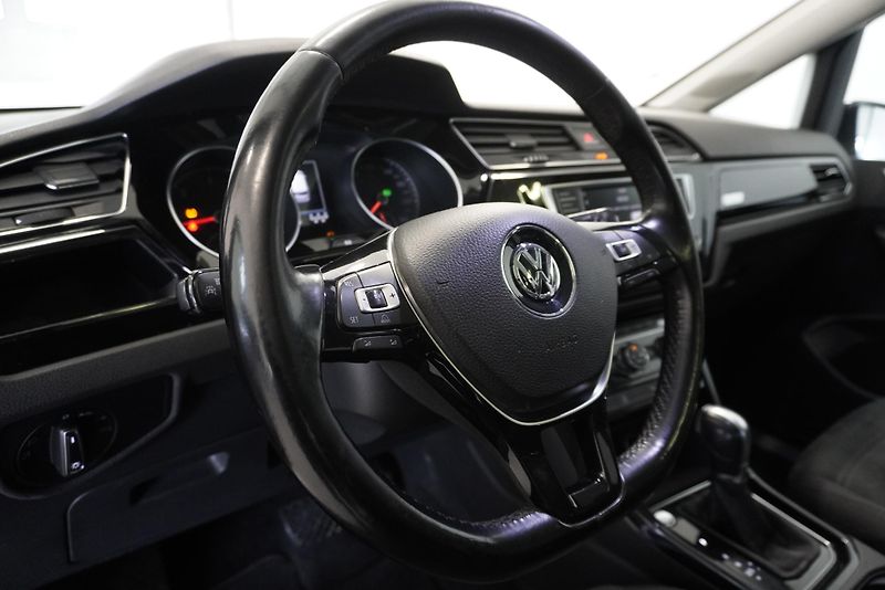 Volkswagen Touran (2017) TOURAN  2,0 TDI HIGHLINE AUT. - fotka 17 z 45