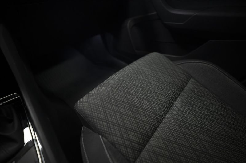 Škoda Karoq 2,0 TDI DSG KEYLESS VÝHŘEV ČR - fotka 28 z 38