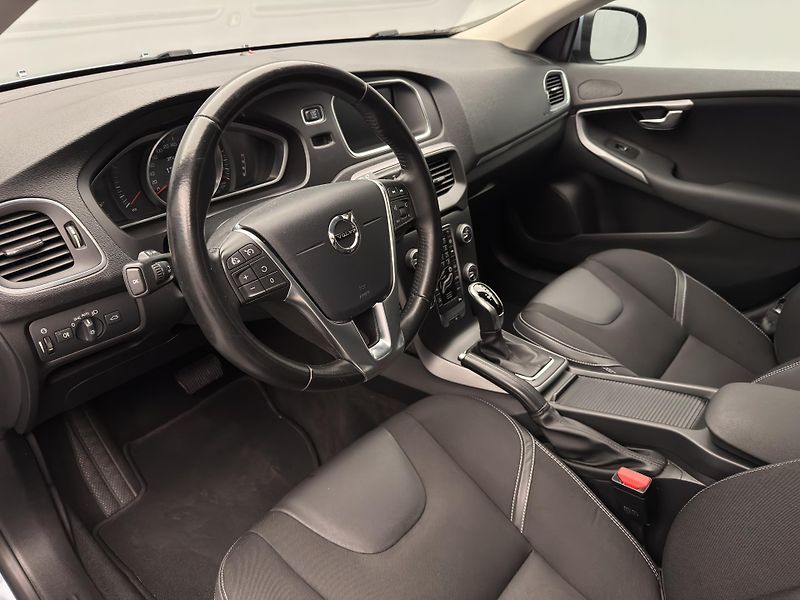 Volvo V40 T2 MOMENTUM AUT  - fotka 19 z 41