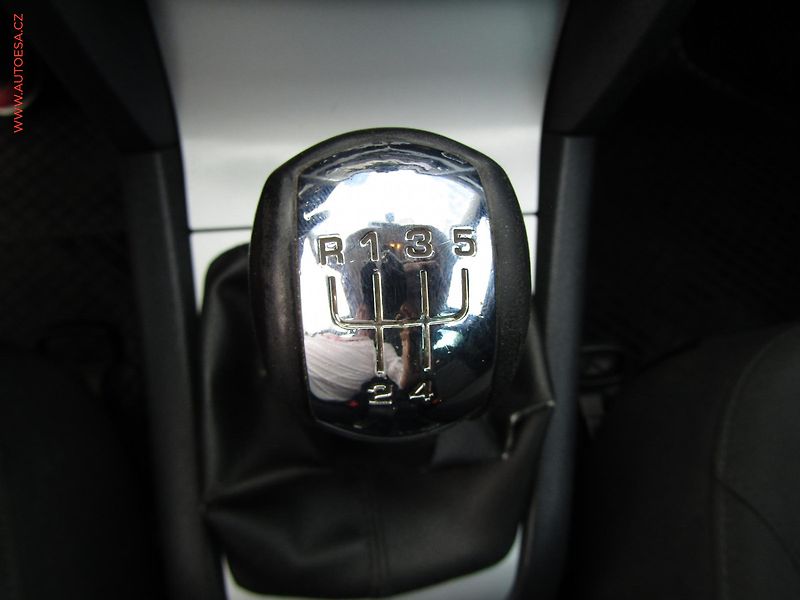 Škoda Octavia (2010) 1.6 TDi, AC, temp, tažné - fotka 16 z 20