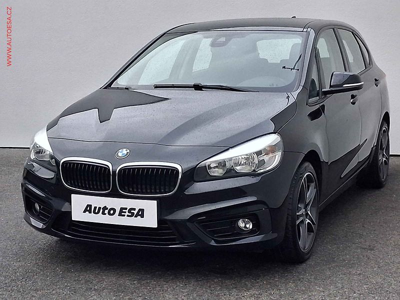 BMW Řada 2 (2017) 1.5T 218 i, Advantage, park - fotka 3 z 17