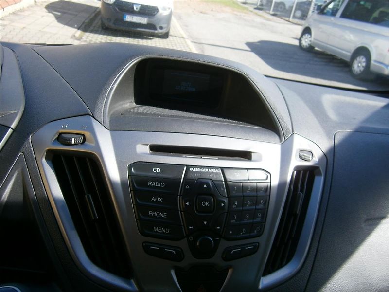 Ford Tourneo Custom 2,2 TDCi  TITANIUM - fotka 17 z 23