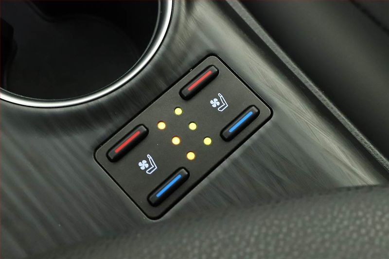 Toyota Camry (2021) 2.5 Hybrid - fotka 16 z 20