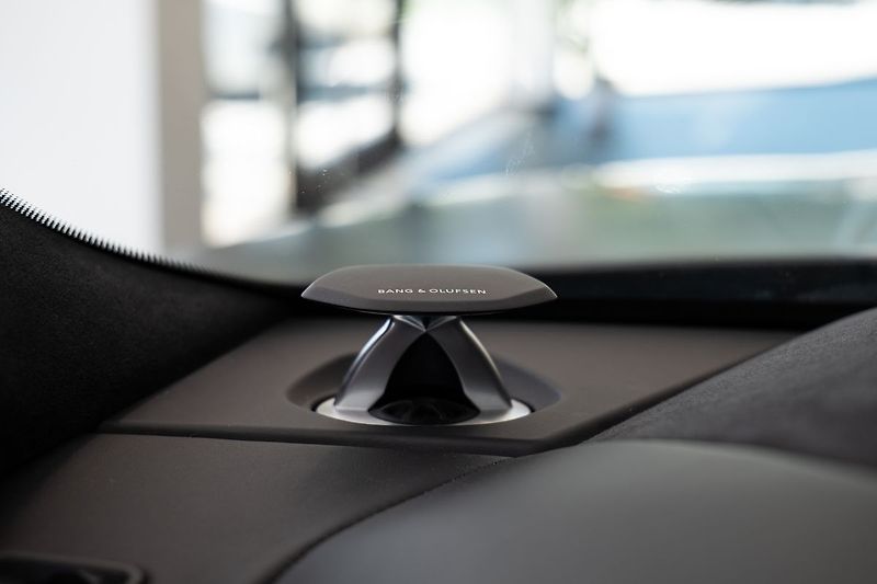 Lamborghini Urus 23/B&O 3D/Pano/Full ADAS/DAB+ - fotka 20 z 24