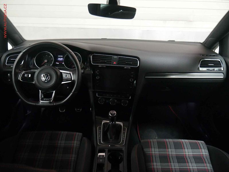 Volkswagen Golf (2017) 2.0 TSi, LED, park.čidla - fotka 8 z 20