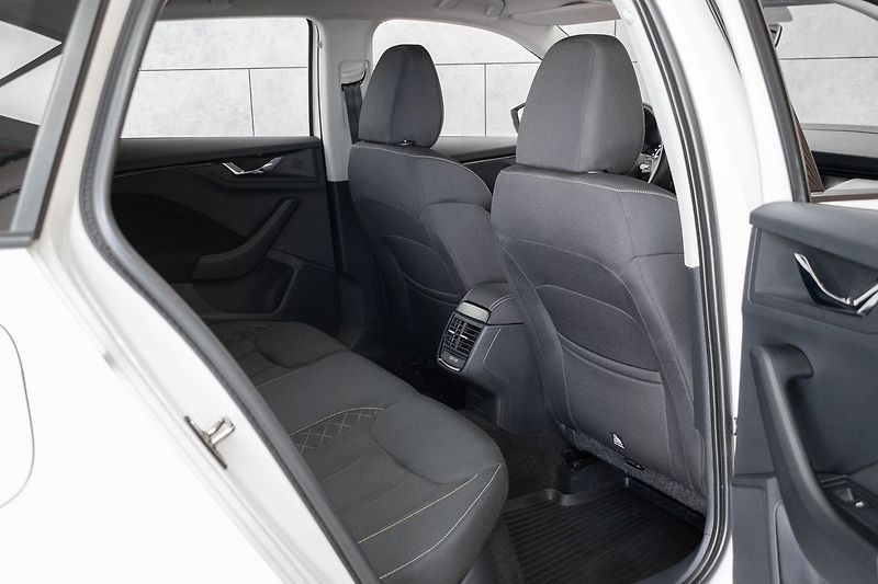 Škoda Scala 1.6 TDI DRIVE 125 YEARS*ČR 1.M - fotka 12 z 37