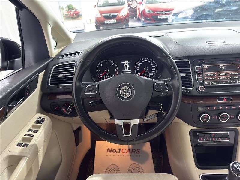 Volkswagen Sharan 2,0   TDI HIGH PANO WEBASTO TZ - fotka 26 z 40
