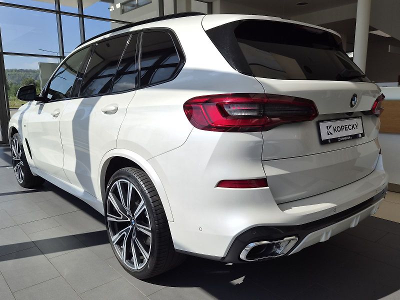 BMW X5 xDrive40i - fotka 5 z 33