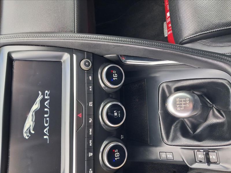 Jaguar E-Pace 2,0 S - fotka 12 z 14