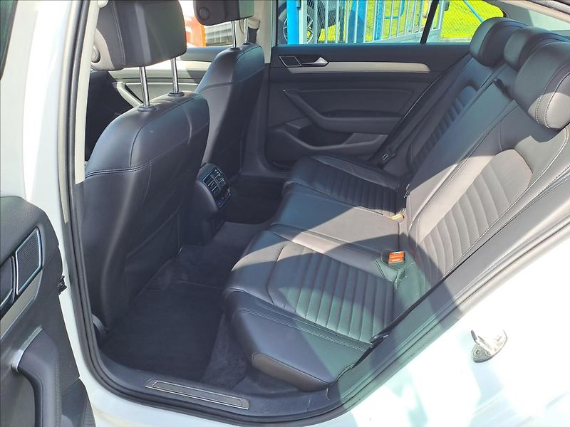 Volkswagen Passat 2,0 TSI 162 kW - fotka 6 z 17