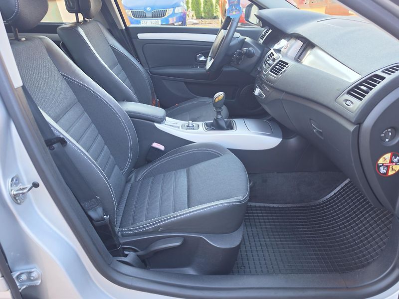 Renault Laguna 2.0dCi 150PS*DYNAMIQUE*2xSADA* - fotka 32 z 40