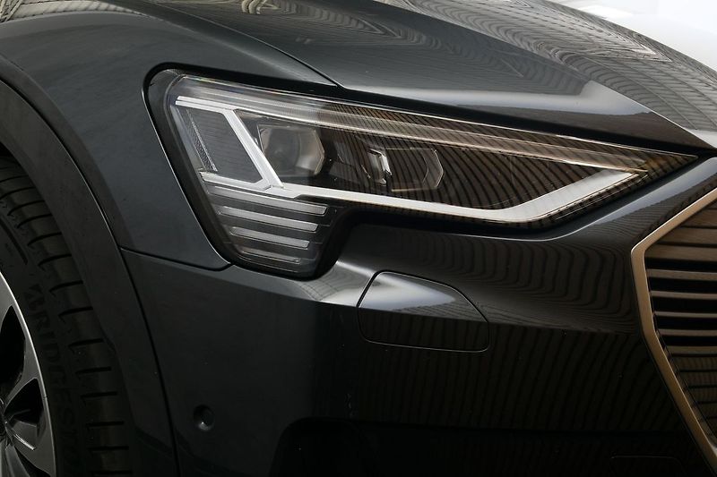 Audi e-tron 55 300kW Matrix Softclose HUD - fotka 9 z 44