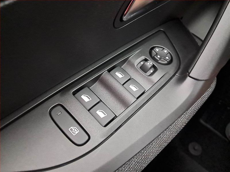 Peugeot 2008 (2026) 54 kWh, SoH 99% - fotka 17 z 20