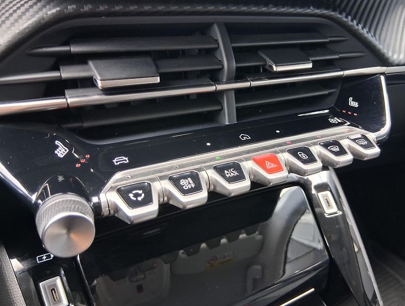 Peugeot 208 ALLURE 1.2 Hyb. 81 kW   - fotka 12 z 28