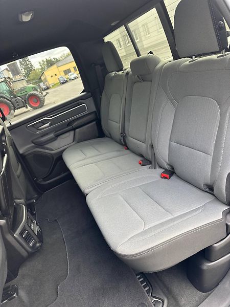 Dodge RAM (2021) 1500 BIG HORN 5.7 V8 HEMI 4x4 - fotka 14 z 31