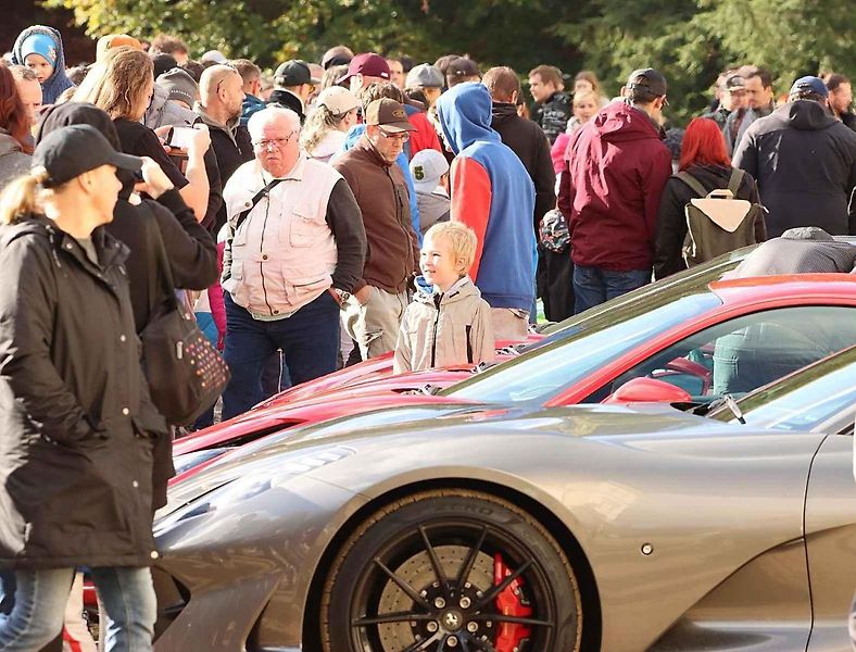 Luxusní supersporty projely západ Čech, milionové rarity přibrzdily v Kynžvartu