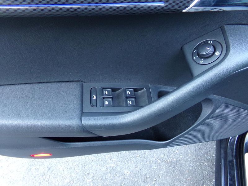 Škoda Octavia 2,0 COMBI RS 135kW BLACK EDITI - fotka 11 z 24
