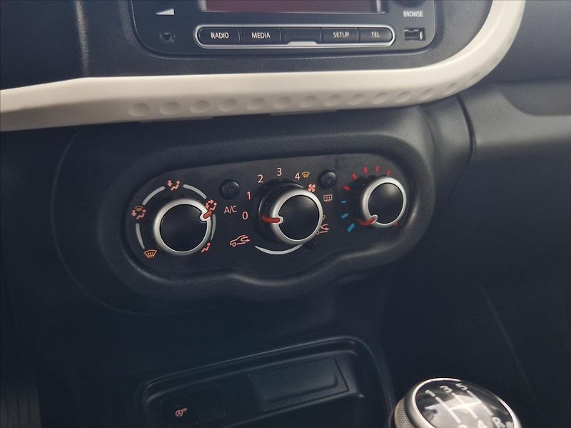 Renault Twingo 1,0 i 54kW SENZORY TOPSTAV - fotka 30 z 35
