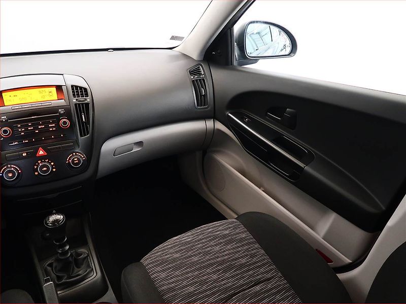 Kia Ceed (2009) 1.6 CRDi, nová STK, rezervace - fotka 8 z 13