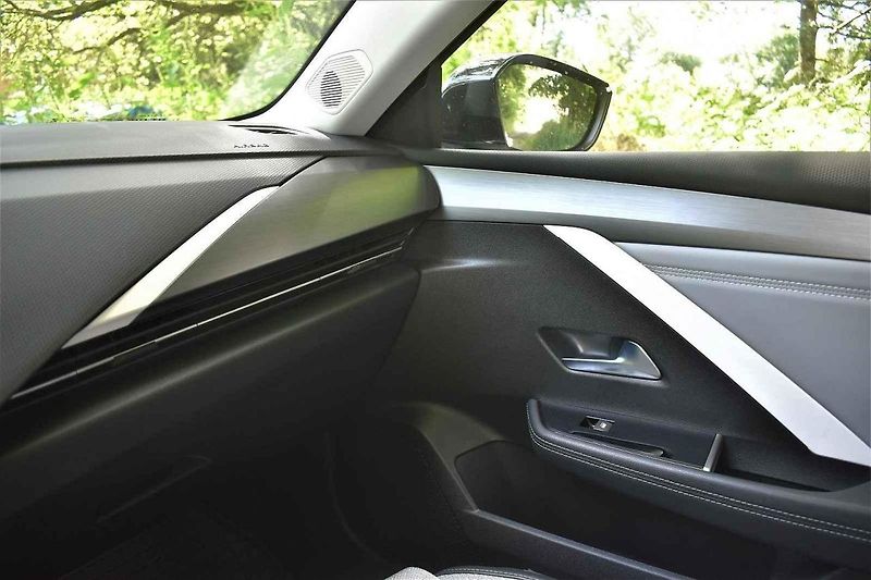 Nový Opel Astra je dobře využitelný v českém prostředí
