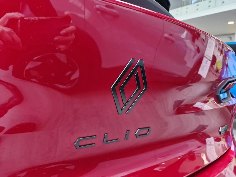 Renault Clio (2026) esprit Alpine full hybrid 160 - fotka 10 z 21