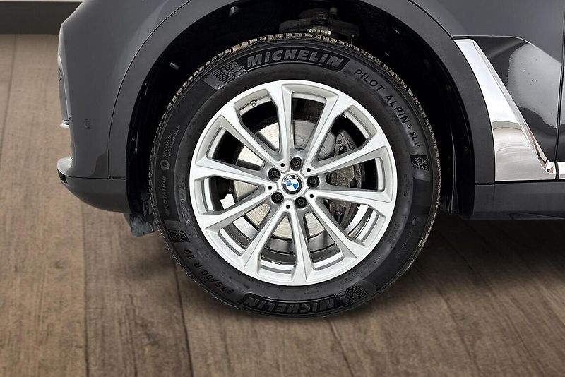 BMW X7 xDrive30d - fotka 6 z 28