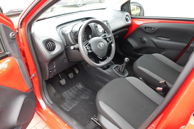 Toyota Aygo 1.0 VVT-i 5M/T x + comfort - fotka 9 z 23