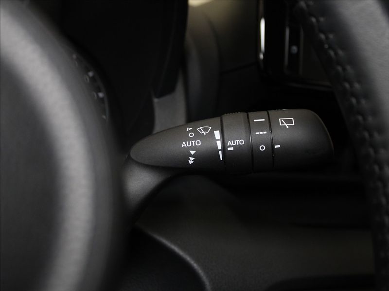 Mazda 2 Hybrid 1,5 HEV Centre-Line 12 690km - fotka 19 z 21