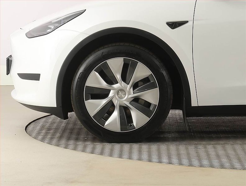 Tesla Model Y (2023) RWD LFP 60kWh, SoH 97% - fotka 14 z 31