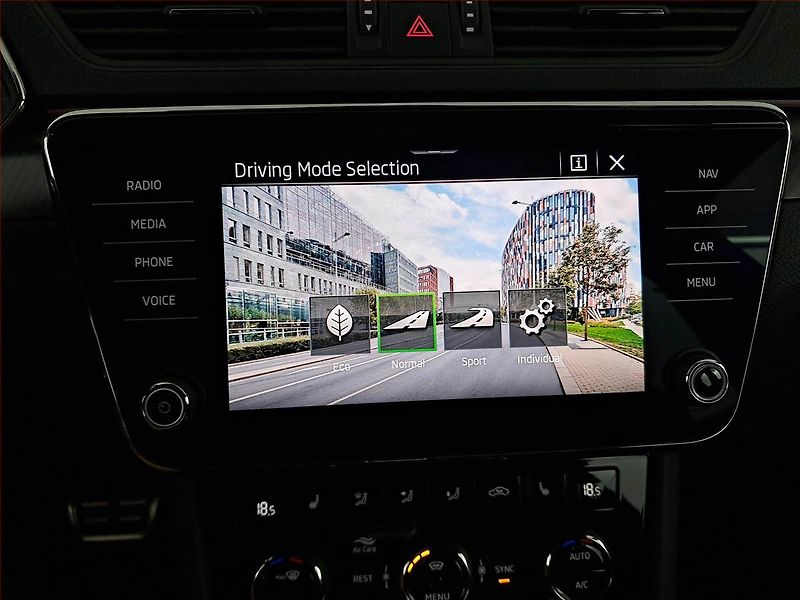 Škoda Superb (2023) Sportline 2.0 TSI - fotka 23 z 25