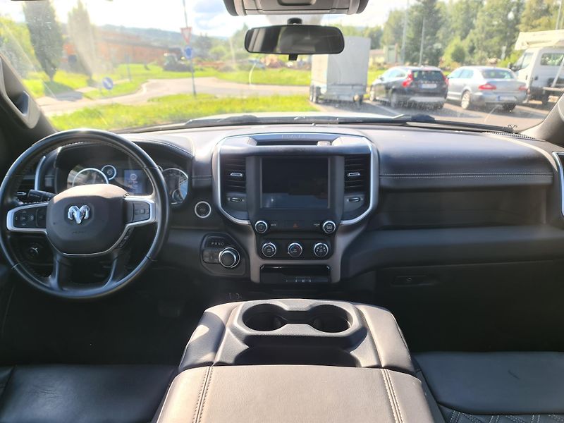 Dodge RAM 1500 (2022) 5.7 HEMI 4x4 BIGHORN LPG - fotka 25 z 67