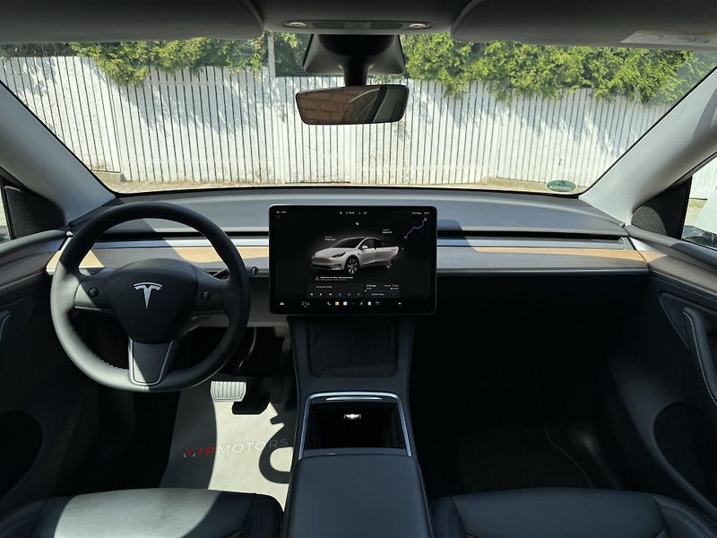 Tesla Model Y LONG RANGE 378KW-4x4-PANO-75KW - fotka 15 z 36