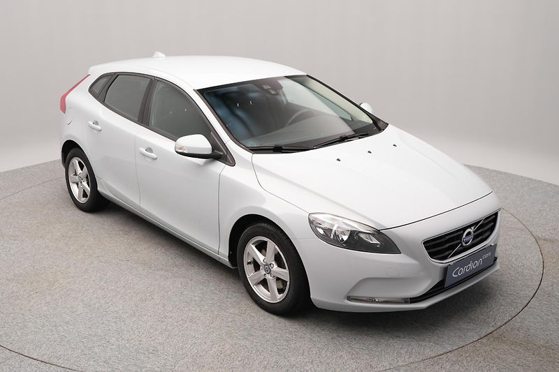 Volvo V40 T2 KINETIC CZ 1.maj REZERVACE - fotka 12 z 40
