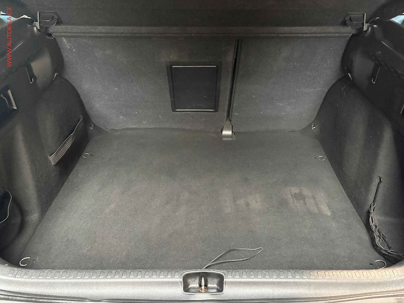 Citroën C4 (2012) 1.6i, 1.maj, AC, výhřev sed. - fotka 7 z 17