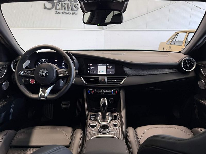 Alfa Romeo Giulia (2025) Quadrifoglio 2.9 V6 BiTurbo 52 - fotka 7 z 21
