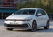 Na přední části GTI samozřejmě nechybí červený proužek