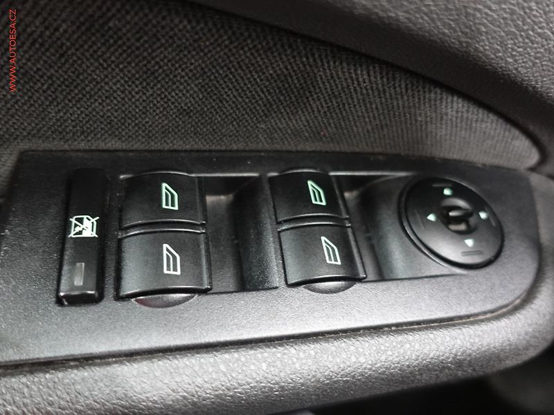 Ford Focus (2005) 2.0TDCi, AC - fotka 14 z 17